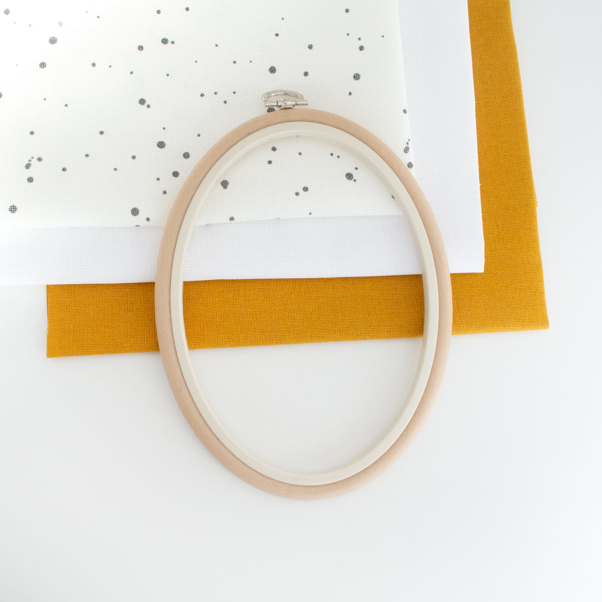 Bastidor-Marco Flexi Hoop Oval de Nurge: Tu Compañero de Bordado en Elegante Beige