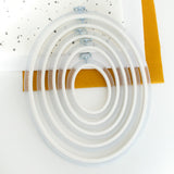 Bastidor-Marco Flexi Hoop Oval Transparente de Nurge: Exhibe Tus Bordados con un Toque Moderno y Elegante