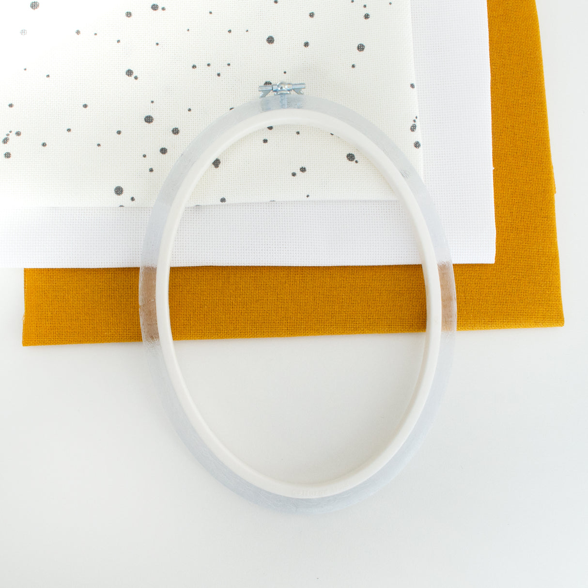 Bastidor-Marco Flexi Hoop Oval Transparente de Nurge: Exhibe Tus Bordados con un Toque Moderno y Elegante
