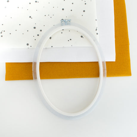 Cadre-cadre flexible ovale transparent Nurge : affichez votre broderie avec une touche moderne et élégante
