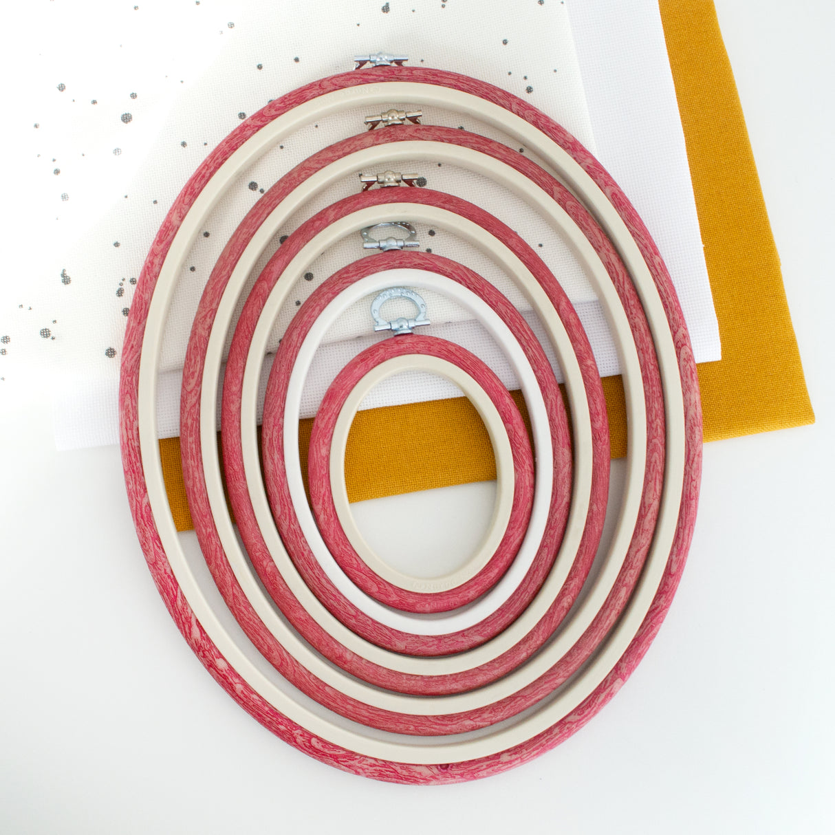 Bastidor-Marco Flexi Hoop Oval Rojo de Nurge: Acentúa Tus Bordados con un Marco Vibrante y Funcional