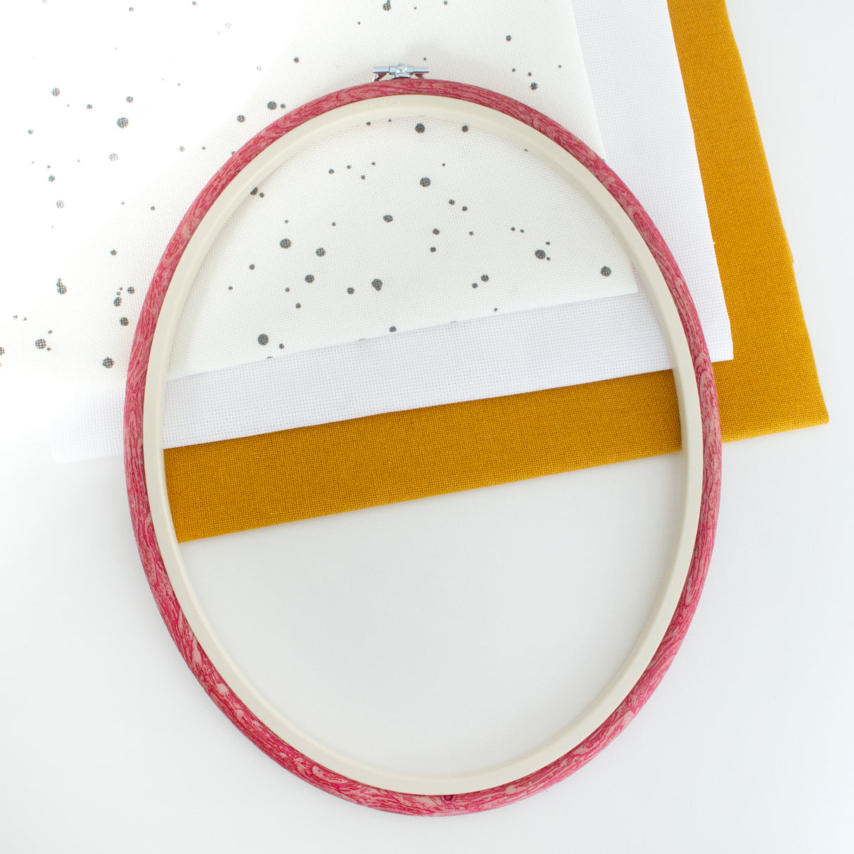 Bastidor-Marco Flexi Hoop Oval Rojo de Nurge: Acentúa Tus Bordados con un Marco Vibrante y Funcional