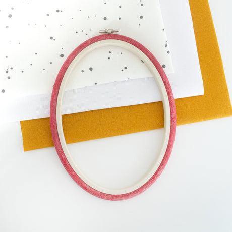 Cadre flexible ovale rouge Nurge : accentuez votre broderie avec un cadre vibrant et fonctionnel