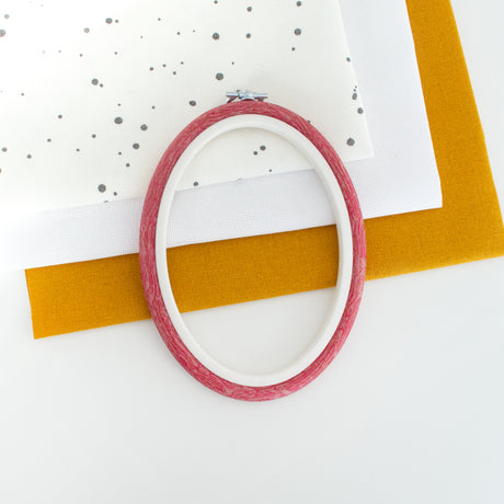 Bastidor-Marco Flexi Hoop Oval Rojo de Nurge: Acentúa Tus Bordados con un Marco Vibrante y Funcional