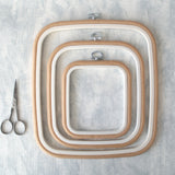 Bastidor-Marco Cuadrado Flexi Hoop de Nurge: Elegancia y Funcionalidad en Color Beige