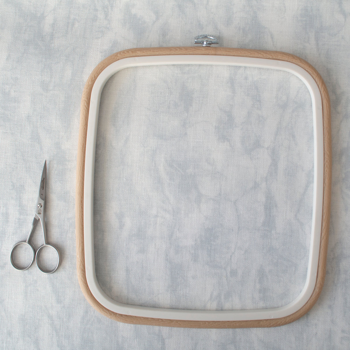 Bastidor-Marco Cuadrado Flexi Hoop de Nurge: Elegancia y Funcionalidad en Color Beige