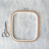 Bastidor-Marco Cuadrado Flexi Hoop de Nurge: Elegancia y Funcionalidad en Color Beige