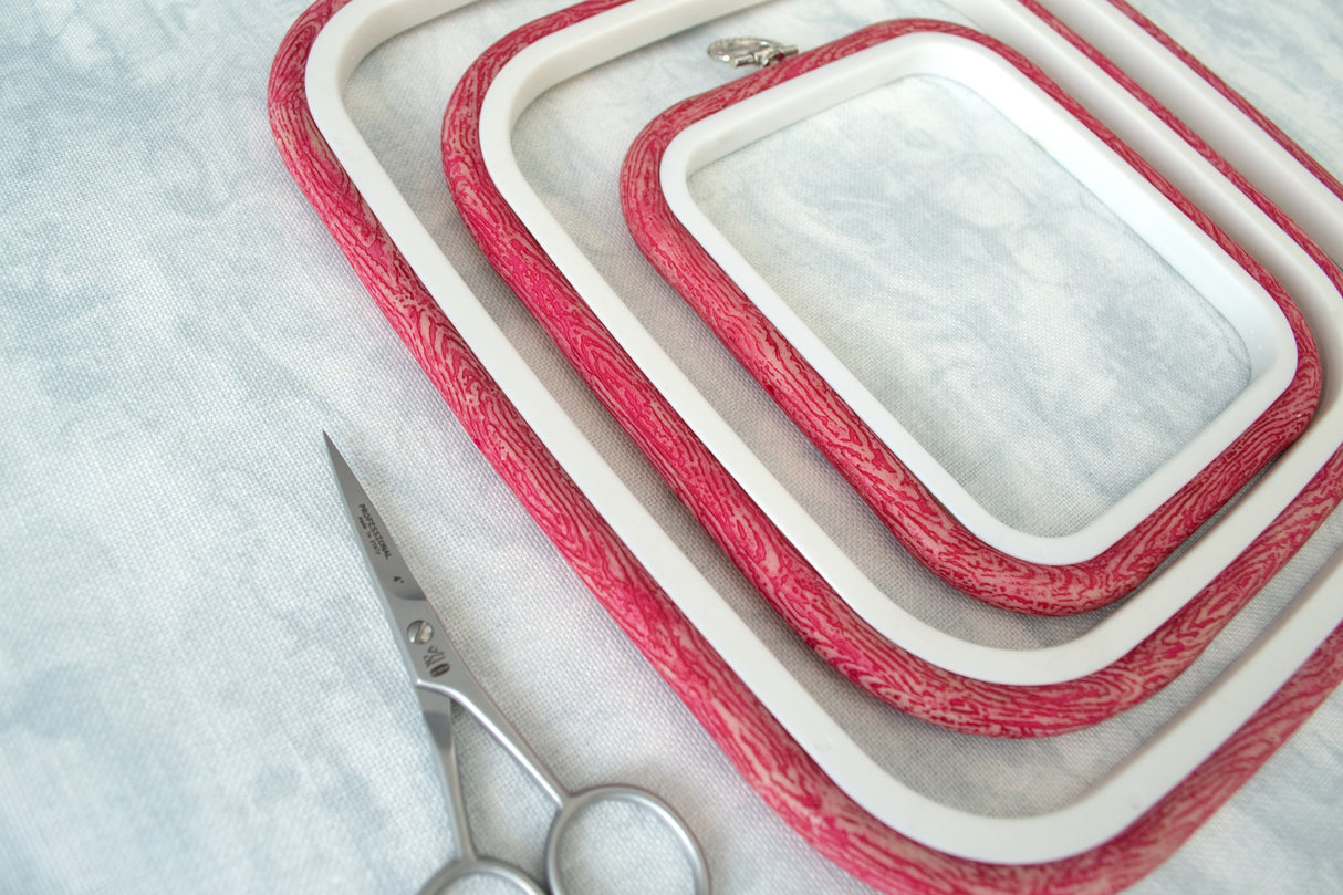 Cadre carré Nurge Flexi Hoop : mettez en valeur votre broderie avec la couleur rouge vif.