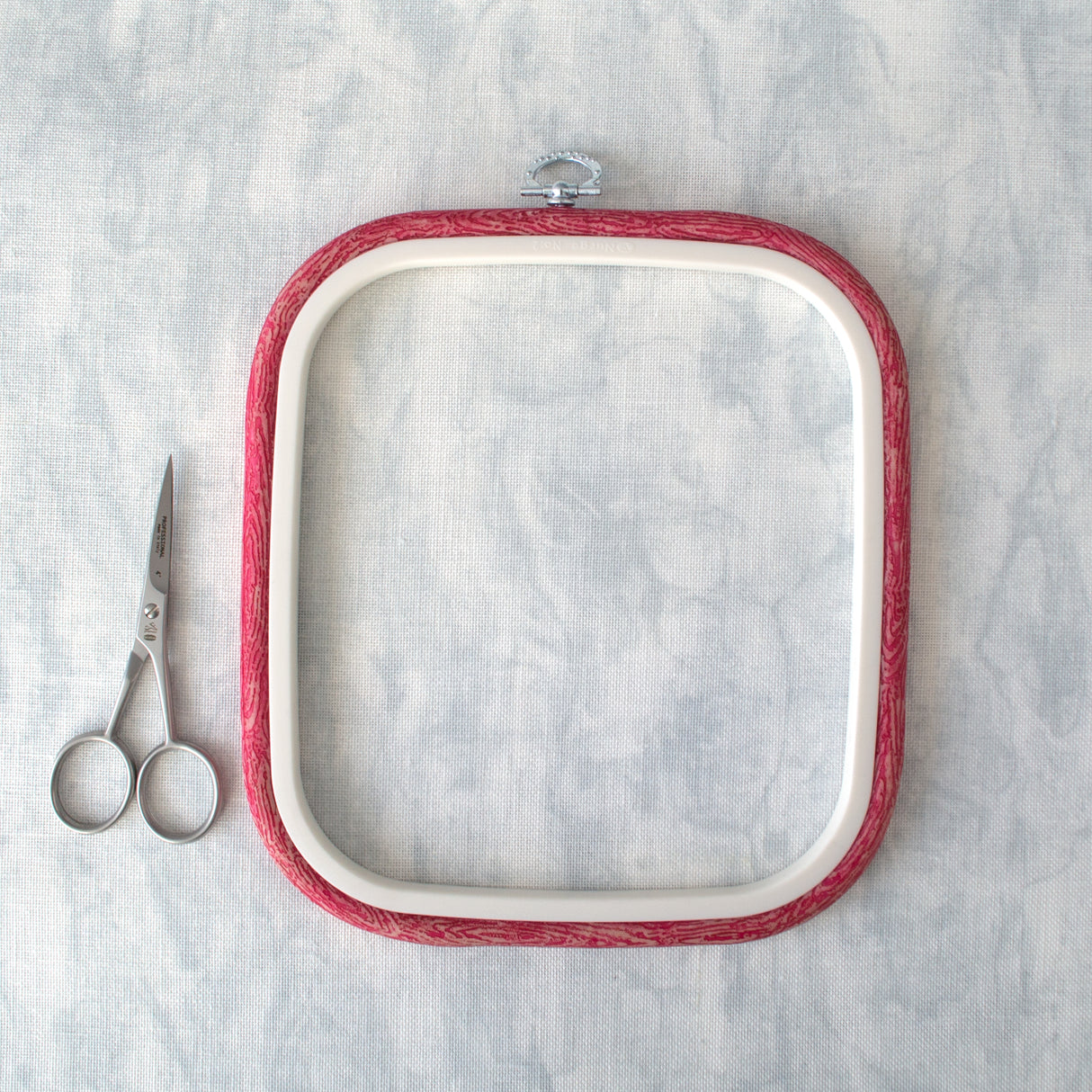 Cadre carré Nurge Flexi Hoop : mettez en valeur votre broderie avec la couleur rouge vif.