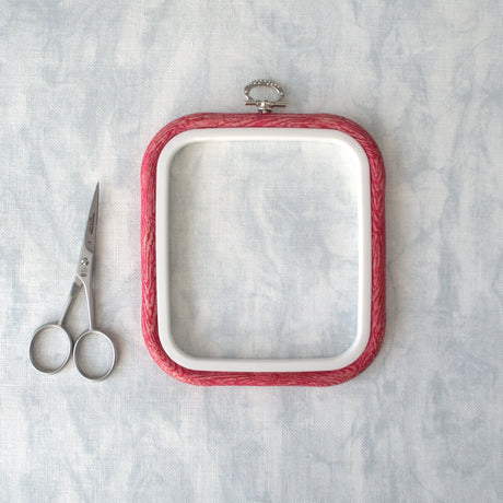 Cadre carré Nurge Flexi Hoop : mettez en valeur votre broderie avec la couleur rouge vif.