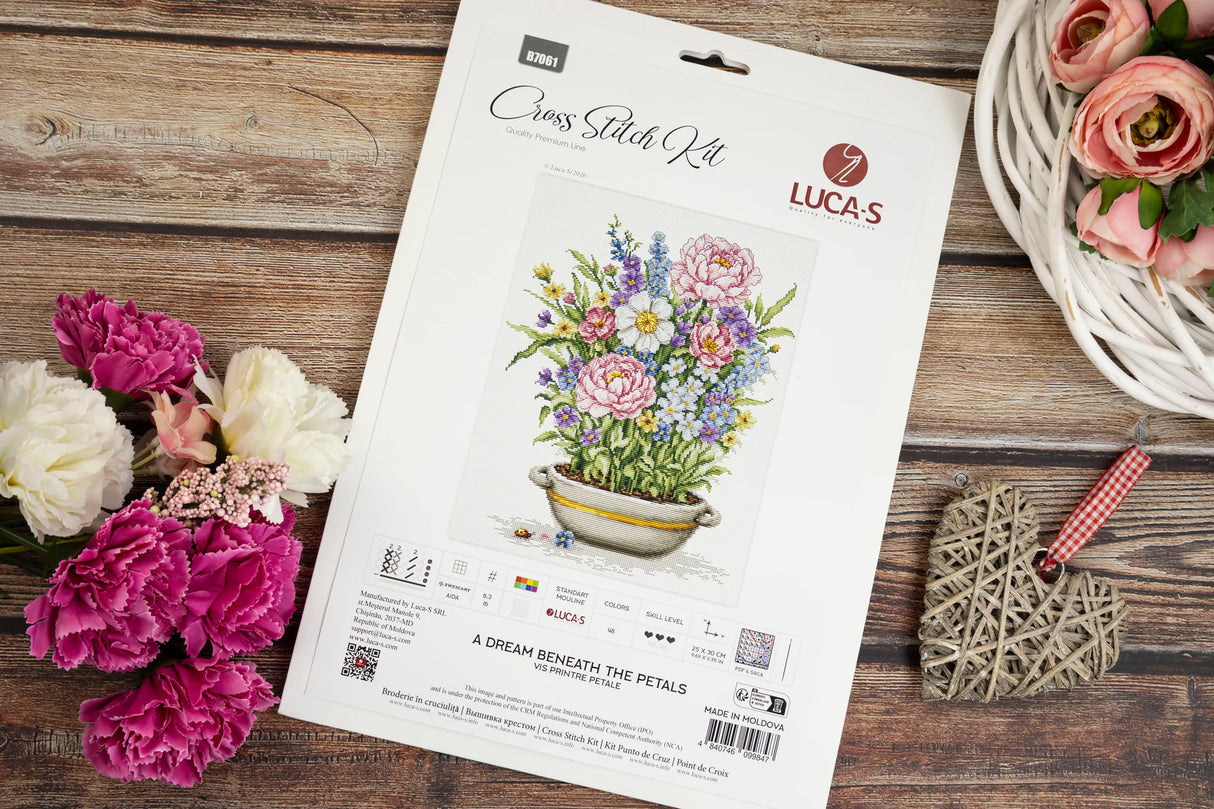 Kit de punto de cruz Luca-S B7061 A Dream Beneath The Petals – Sueño entre Pétalos 25x30 cm