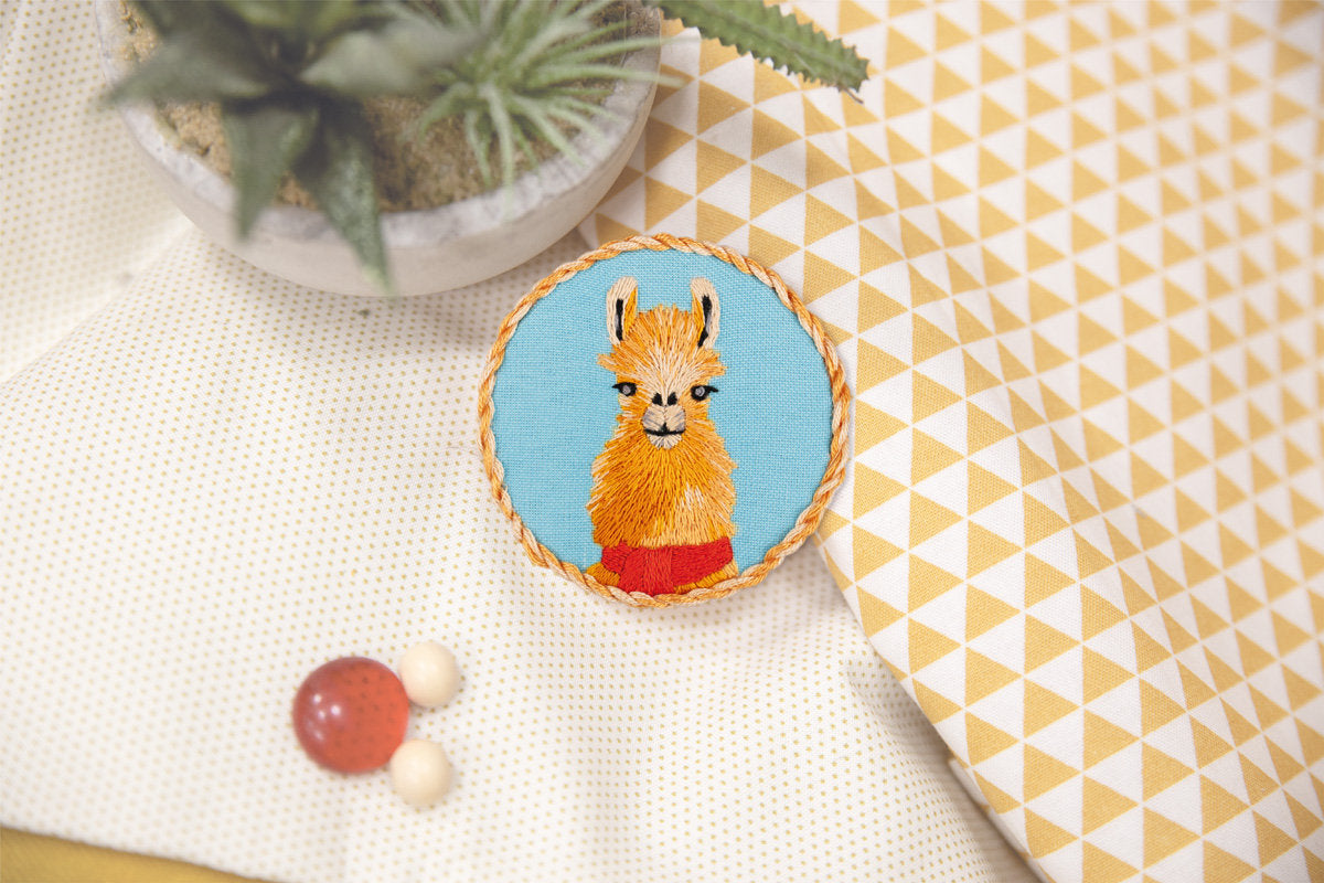 Brosche. Patricio la llama - Panna - Traditionelles Stickset JK-2188