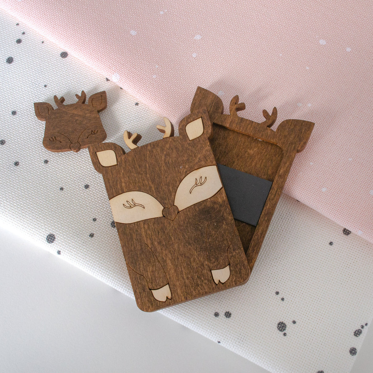 Wooden needle case with magnets. Reindeer - Wizardi KF056/10