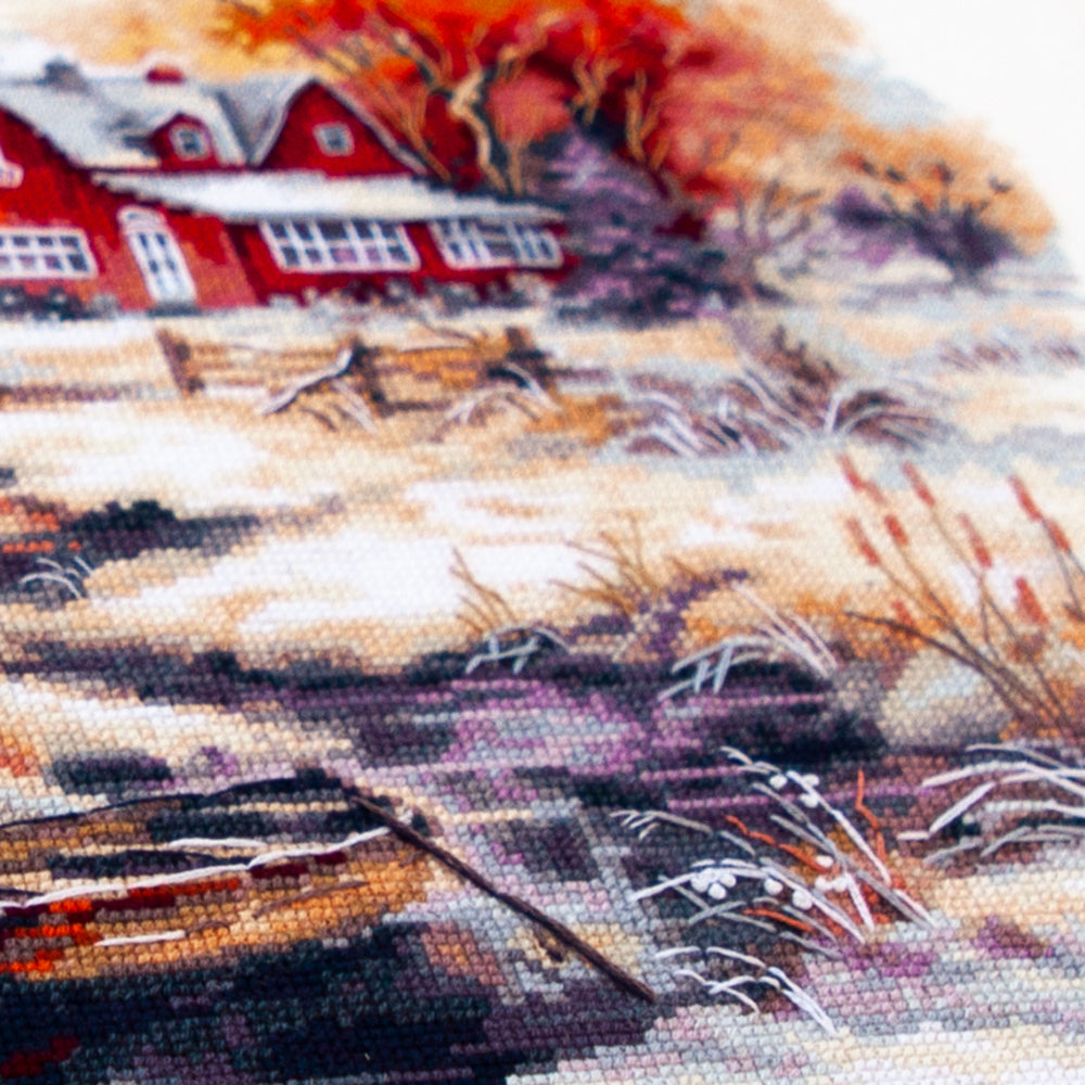Primer plano del bordado del kit The Breath of November con colores de otoño