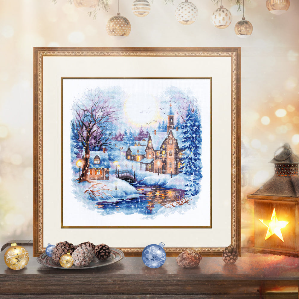 Kit de punto de cruz Silent Night presentado como cuadro decorativo en interior