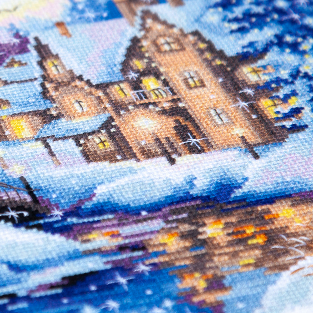 Casas iluminadas en escena nocturna del kit Silent Night de Magic Needle