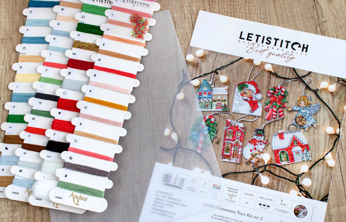 Contenido del kit: hilos, tela y aguja – Adornos Navideños nº2
