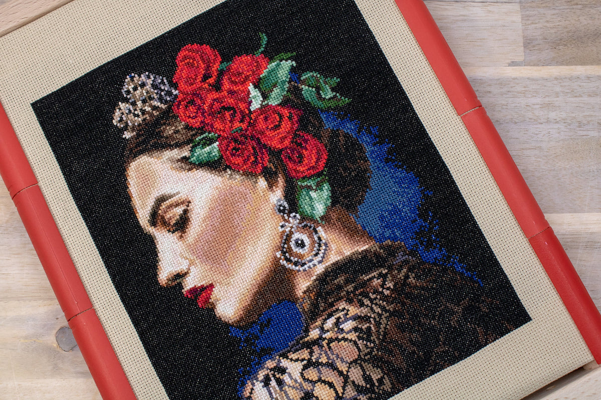 Detalle del diseño bordado en punto de cruz – Retrato de Inspiración