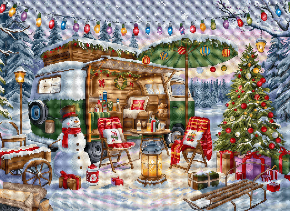 Kit de punto de cruz LetiStitch L9990 Christmas Trailer con caravana navideña, árbol de Navidad, luces de colores, nieve, regalos y muñeco de nieve.