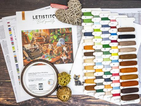 Contenido del kit de punto de cruz Letistitch L9992 Playful Paws Workshop
