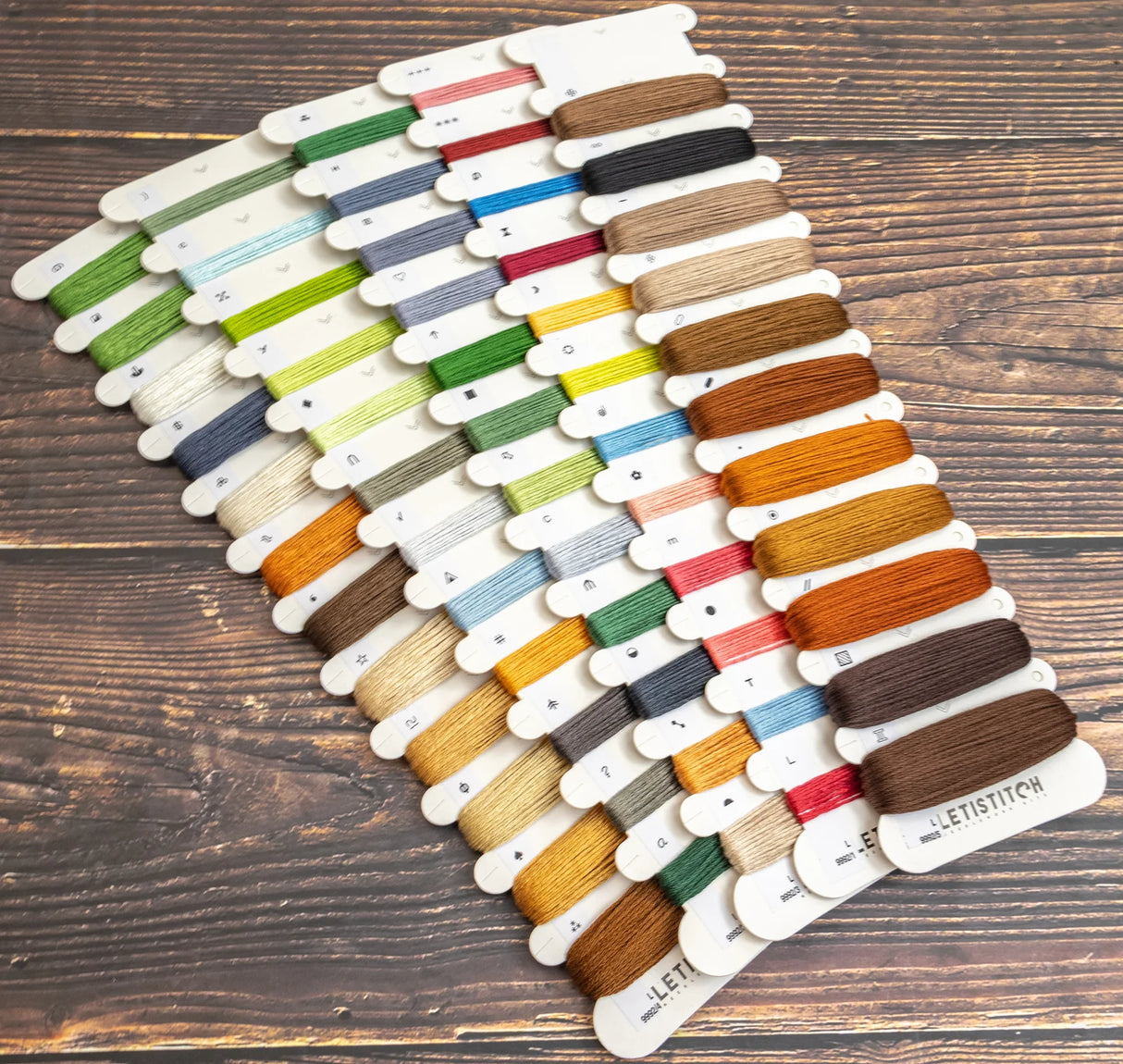 Hilos preclasificados del kit de punto de cruz Letistitch L9992 Playful Paws Workshop
