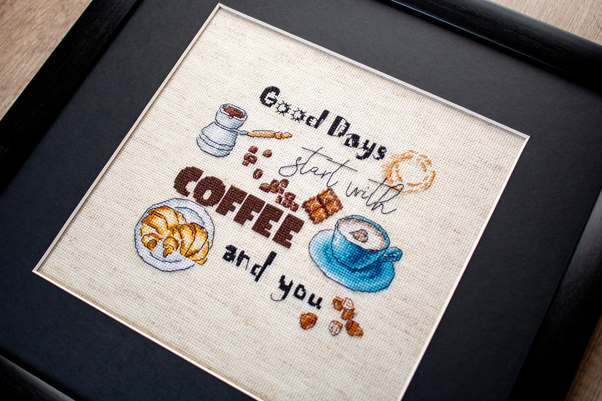 Detalle del diseño bordado en punto de cruz – Hora del Café