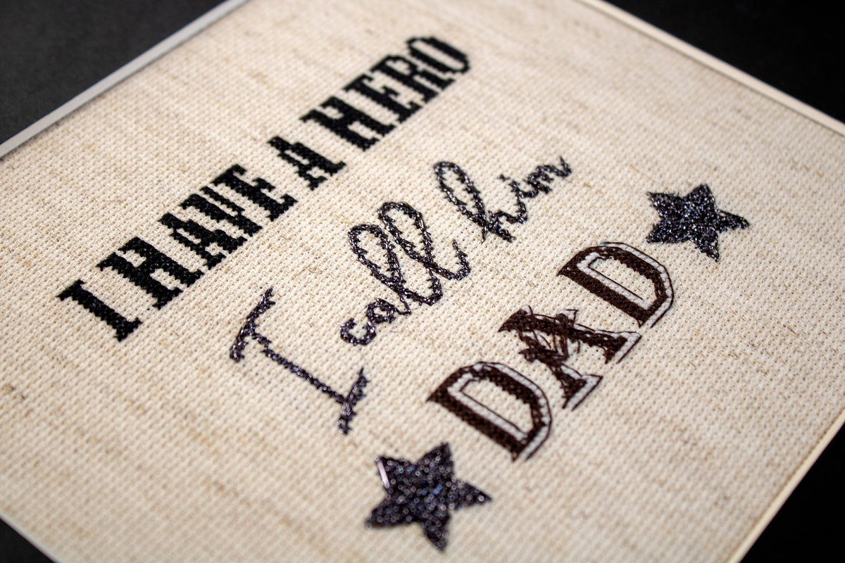 Detalle del diseño bordado en punto de cruz – Regalo del Día del Padre