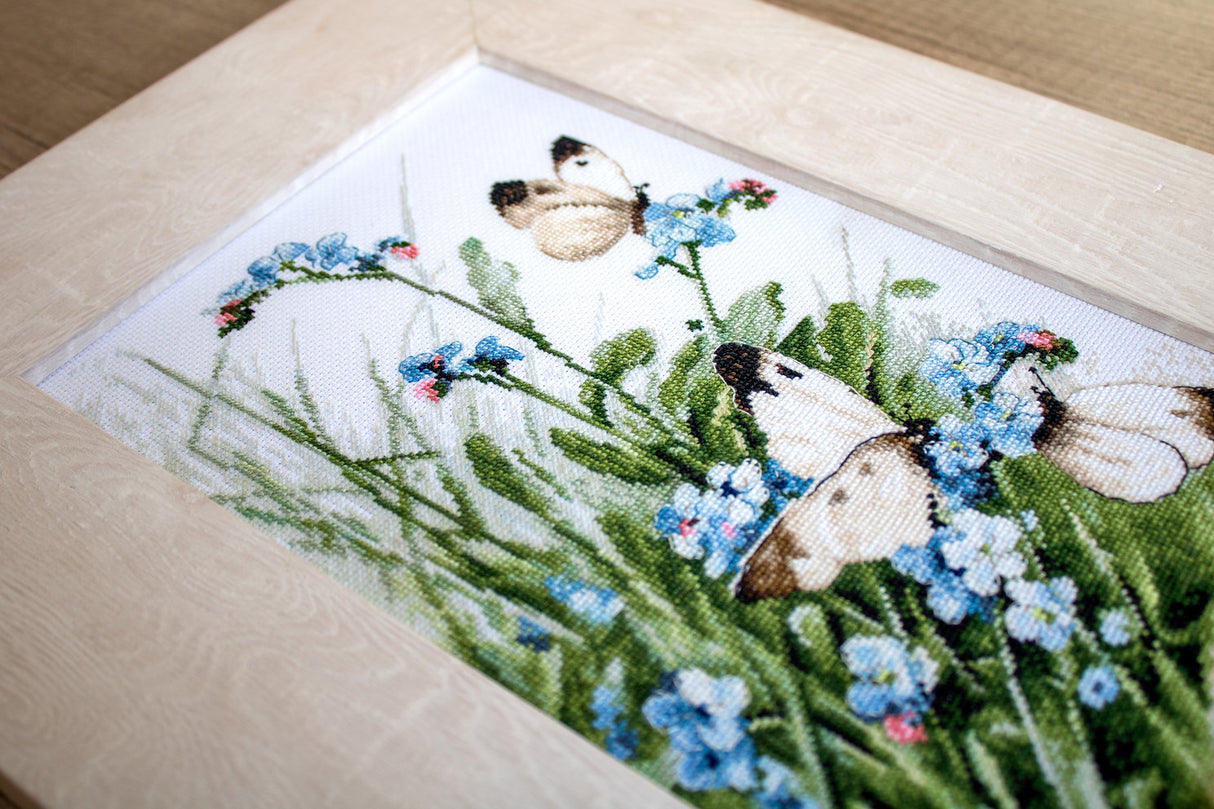 LETI 939 Butterflies and bluebird flowers - Kit de Punto de Cruz LETISTITCH