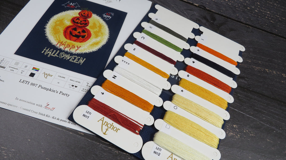 Detalle del diseño bordado en punto de cruz – Fiesta de Calabazas