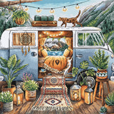 Kit de punto de cruz AVA P017 El Hogar es Donde Aparcamos con una furgoneta camper estilo boho, dos gatos, plantas tropicales, luces decorativas y montañas al fondo.