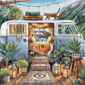 Kit de punto de cruz AVA P017 El Hogar es Donde Aparcamos con una furgoneta camper estilo boho, dos gatos, plantas tropicales, luces decorativas y montañas al fondo.