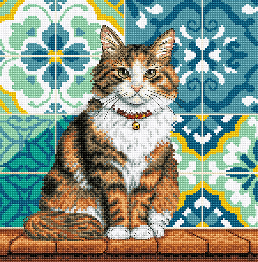 Kit de punto de cruz AVA Stitch P080 Cat in the Yard con gato sentado frente a azulejos mediterráneos en tonos azules, verdes y amarillos.