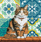 Kit de punto de cruz AVA Stitch P080 Cat in the Yard con gato sentado frente a azulejos mediterráneos en tonos azules, verdes y amarillos.