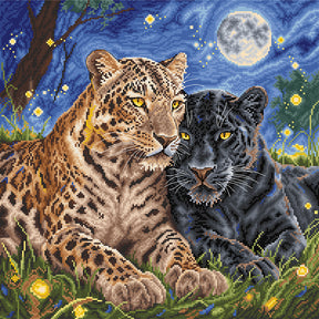 Kit de punto de cruz AVA P160 La Noche de los Felinos con una composición artística protagonizada por grandes felinos bajo un paisaje nocturno, bordado sobre tela Zweigart Aida 16 ct.