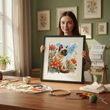 AVA P172 – The Cat’s Garden | Kit de punto de cruz con gato siamés y flores