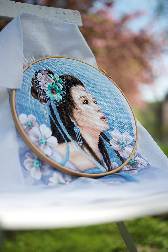 Asiatische Dame in Blau - Lanarte - Kreuzstich-Set PN-0169168
