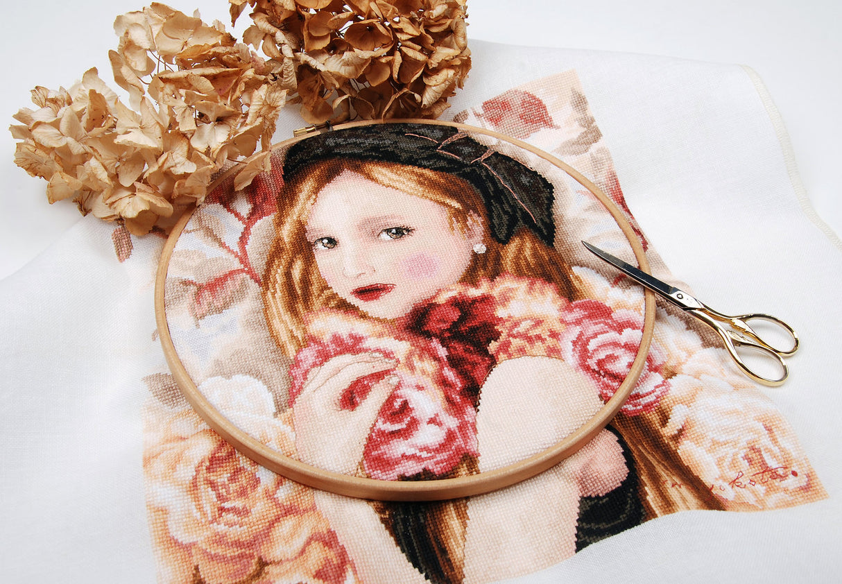 Lanarte 'Hold Roses' Cross Stitch Kit - PN-0186060