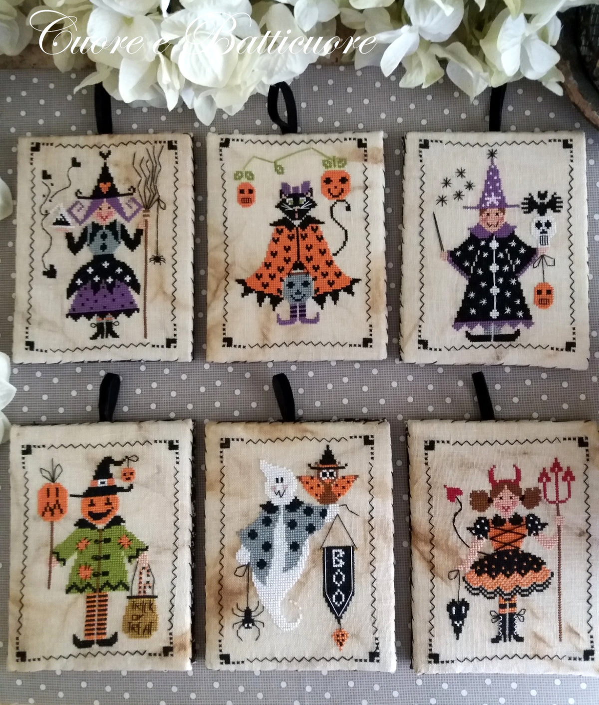Sei Personaggi auf der Suche nach Halloween - Herz und Herzklopfen - Kreuzstichmuster
