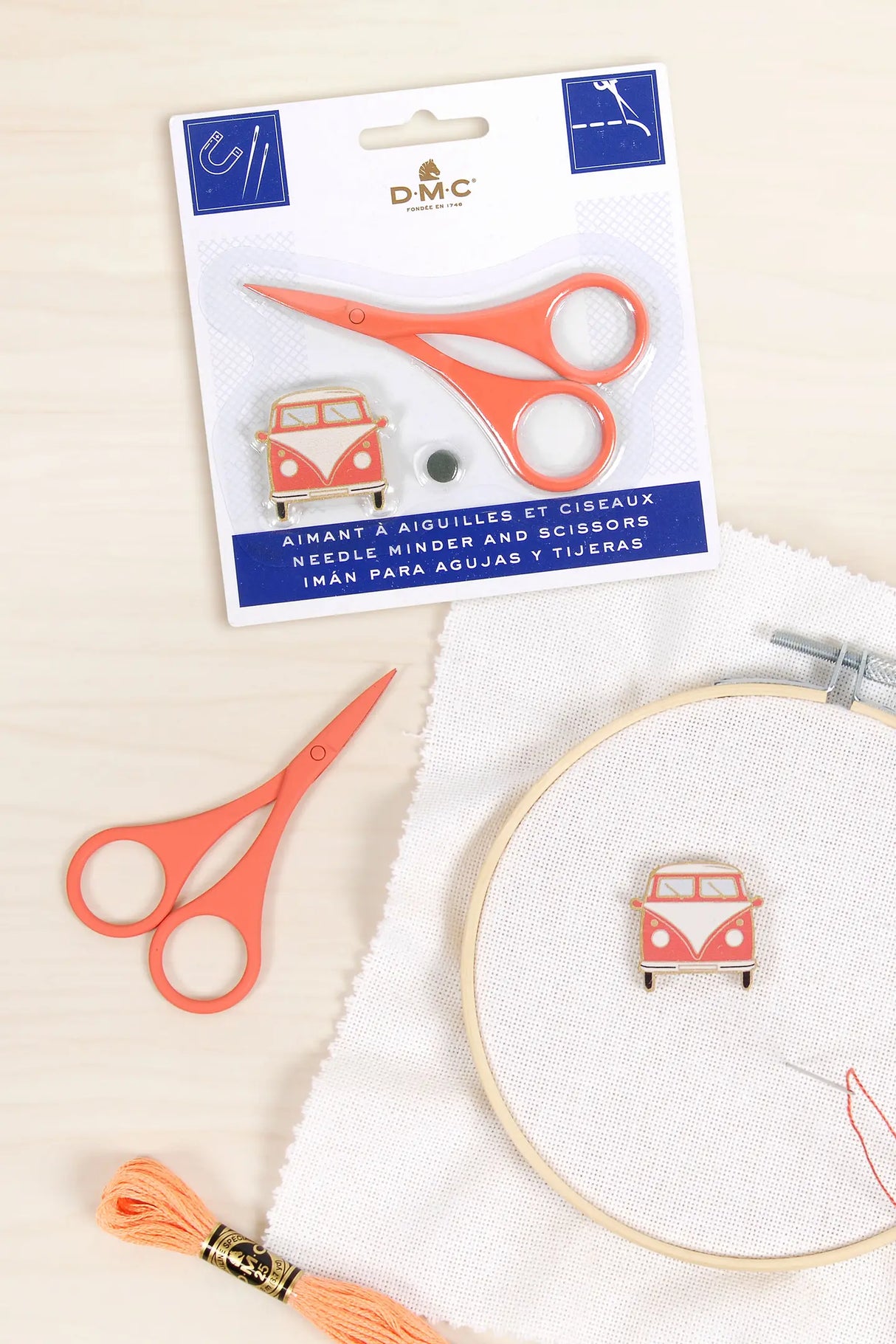 Pack Tijera e Imán para Agujas - DMC U2362 Coral, Negro y Verde