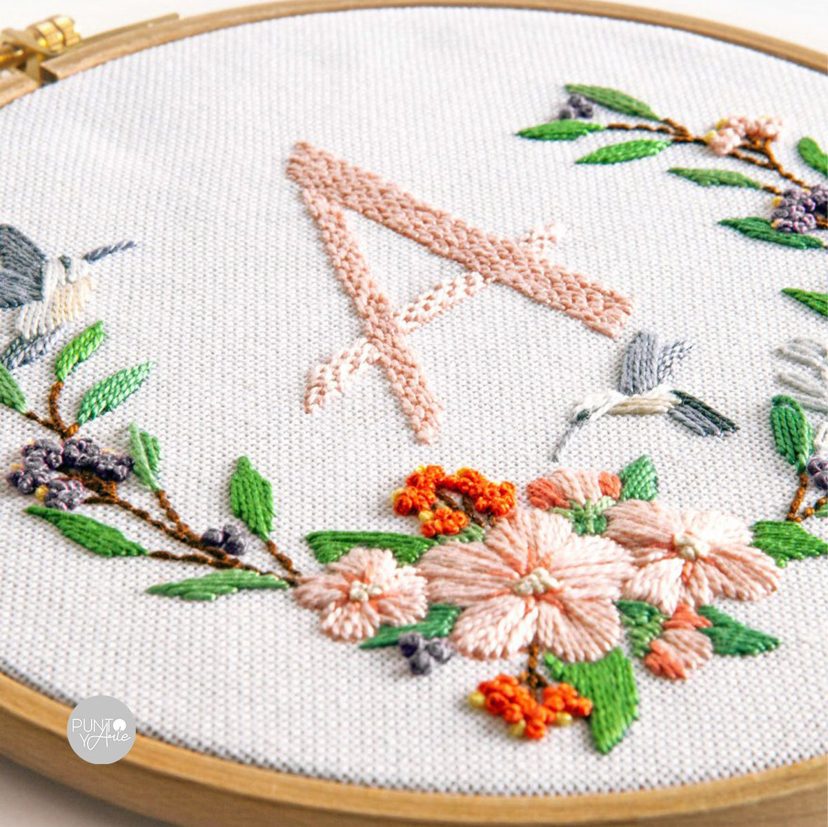 Vista adicional de Corona de Flores - DMC - Kit de Brordado TB149
