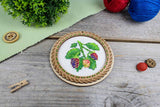 Bordado en madera MP Studia SO-132 – Miniatura “Bayas de verano: Moras”