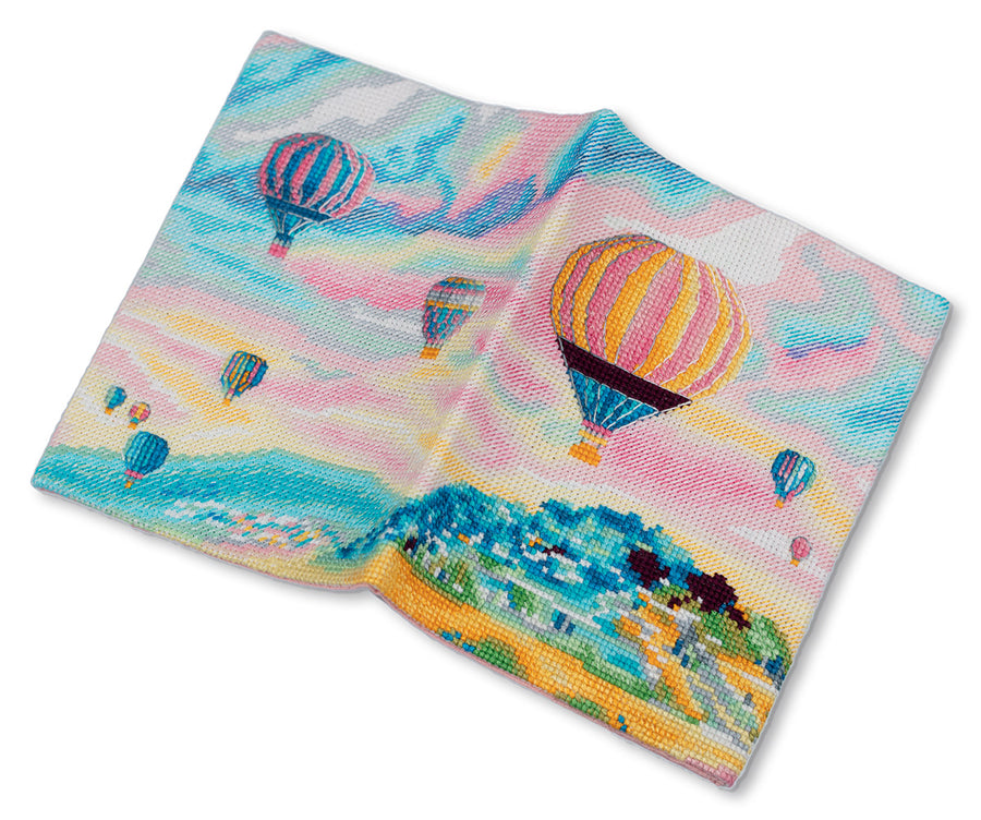 Kit de punto de cruz PANNA Funda para pasaporte Capadocia OP-7396 con globos aerostáticos sobre un paisaje colorido