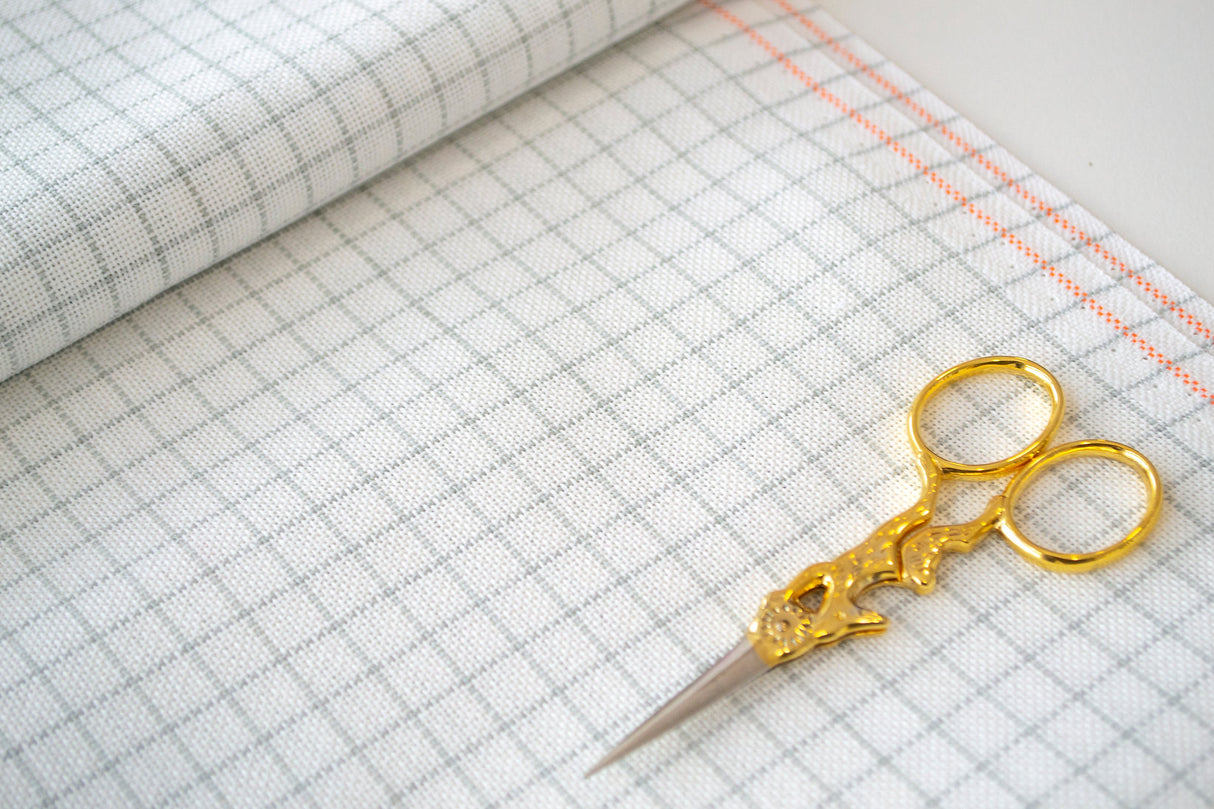 Detalle del borde de la tela Lugana 25 ct Grid Zweigart 3508/1219