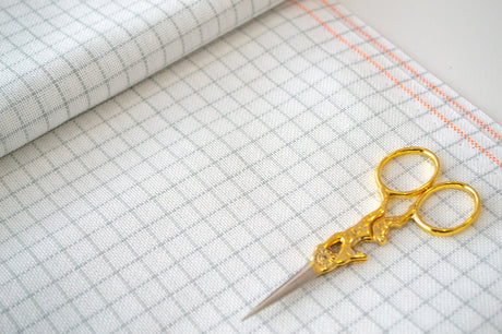 Detalle del borde de la tela Lugana 25 ct Grid Zweigart 3508/1219