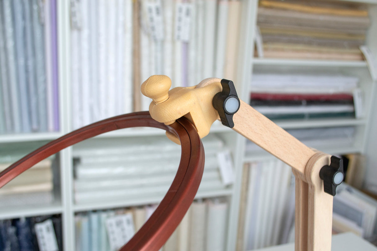 Detalle del sistema de sujeción del pie de bastidor Nurge 190-4