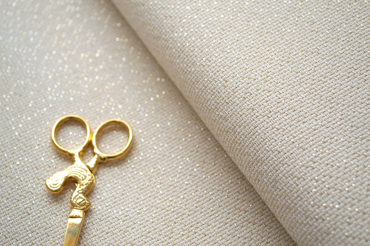 Tela dorada Zweigart Star-Aida ideal para bordados elegantes y decorativos