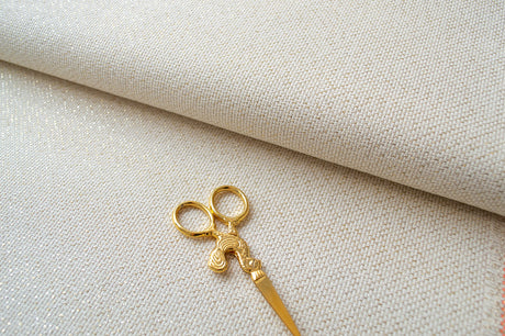 Tela dorada Zweigart Star-Aida ideal para bordados elegantes y decorativos