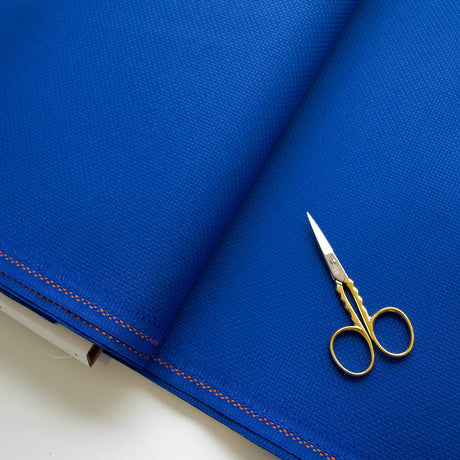 Detalle de la trama uniforme de la tela Aida 14 ct azul de Zweigart