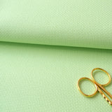 Detalle de la trama regular de la tela Aida Stern 14 ct Zweigart para bordado contado