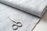 Detalle del efecto marmoleado en la tela Lugana 25 ct Zweigart color gris
